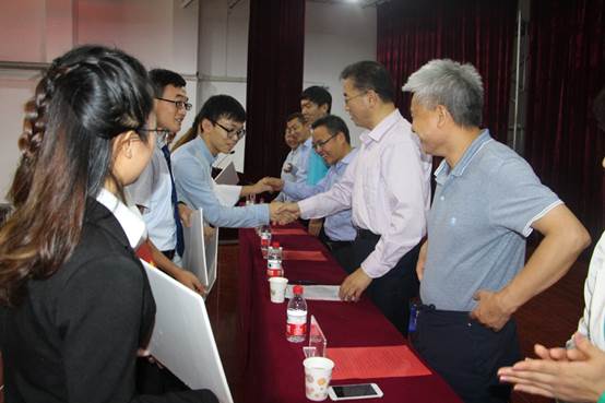 院领导为获奖学生颁奖