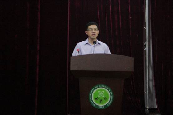 教师代表张玉涛发言